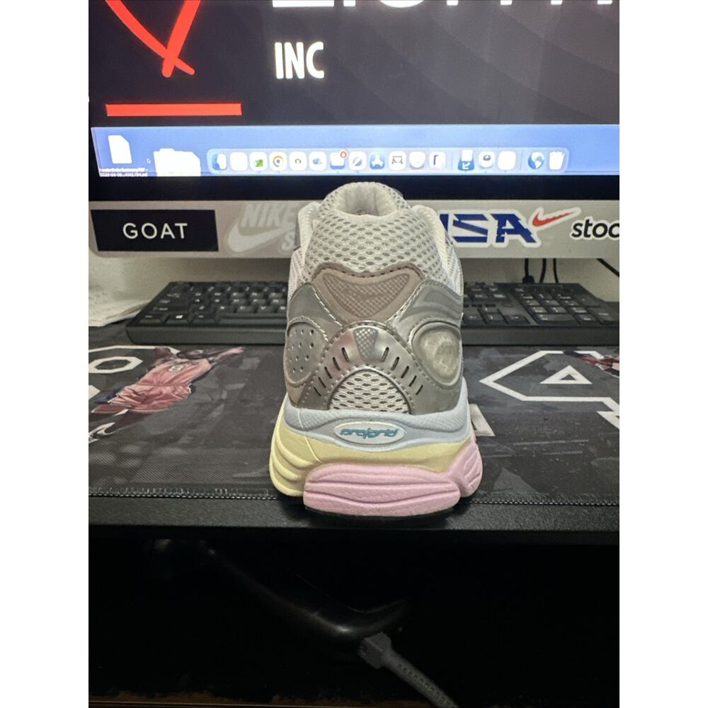 New Women's Size 10 Saucony Progrid Omni 9 White Pink Running Shoes S60739-48 - Picture 4 of 7